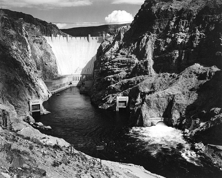 Amazing Historical Photo of Hoover Dam in 1942 