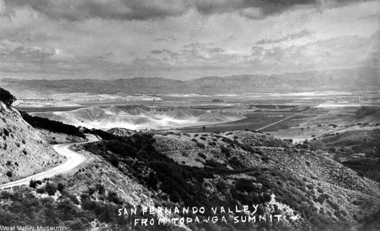 Valley Relics Museum - Aerial view of Topanga Plaza on opening day