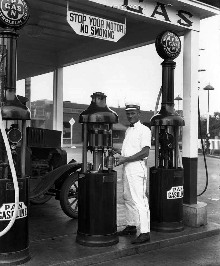 This Vintage Gas Station Is a Rare Connection to L.A. Car Culture