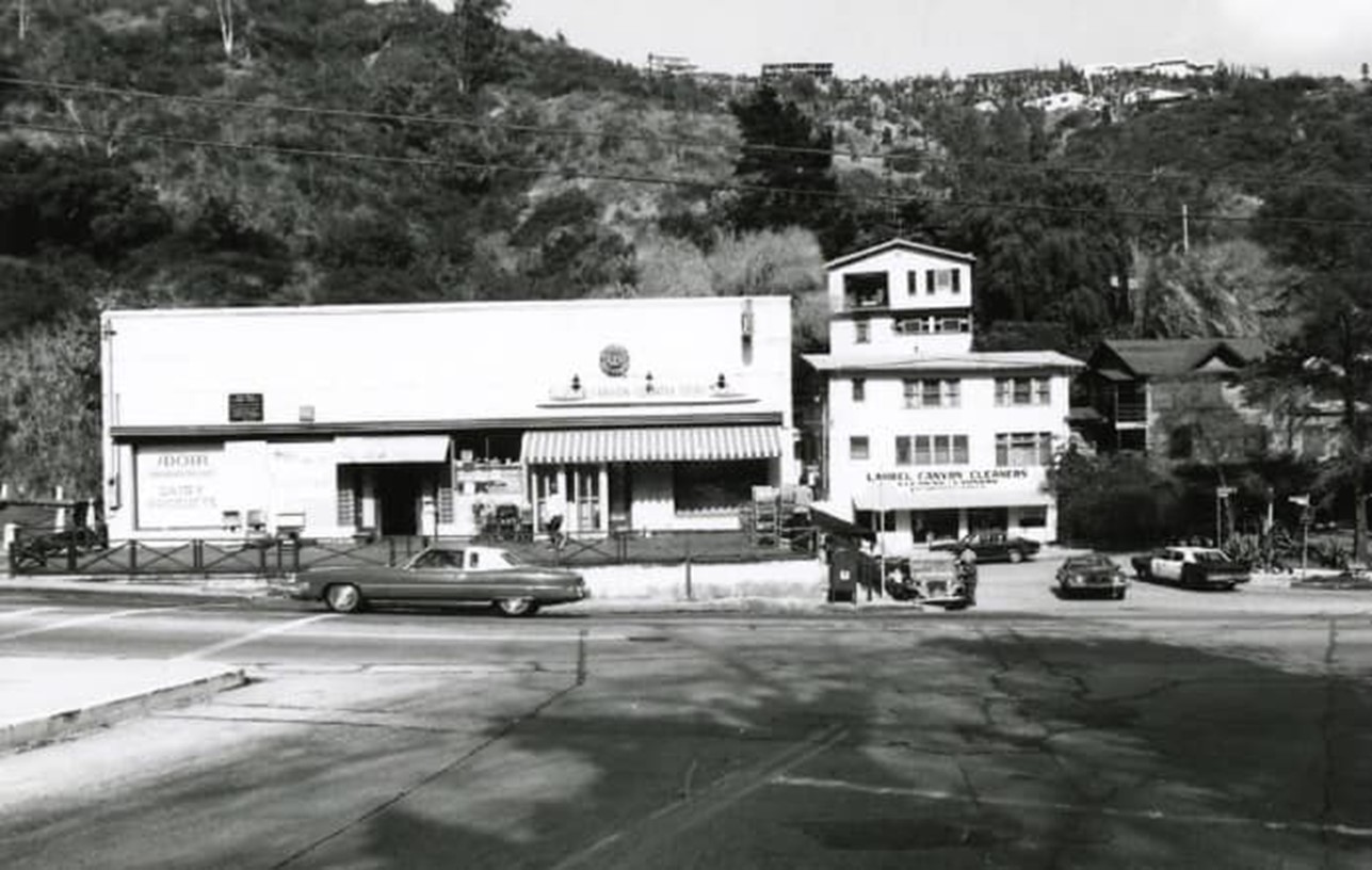 Pegasus General Store / The Dam-B Cafe